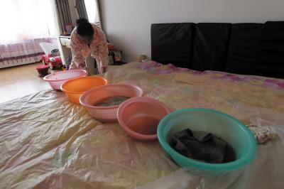 岑溪楼上漏水，住户失联，小区没物管，业主维权难！律师来支招……